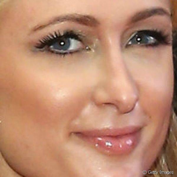 Com um visual iluminado, Paris Hilton destacou os olhos com sombra cintilante, delineador e c?lios posti?os para a premi?re de 